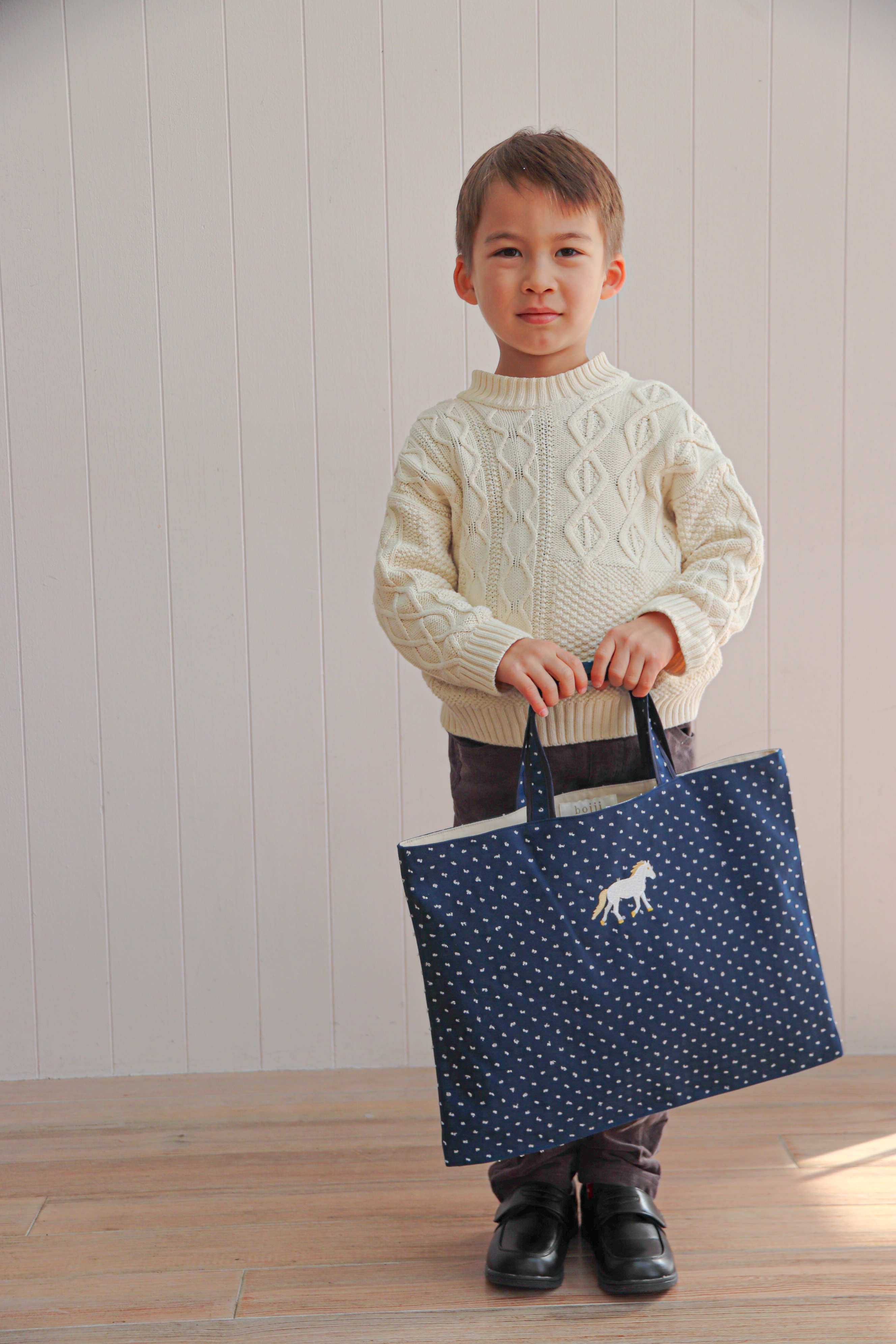 ♡bojji 人気バッグ　馬　トートバッグ　レッスンバック 白馬刺繍のレッスンバッグ/ホワイトドットネイビー – bojji 公式