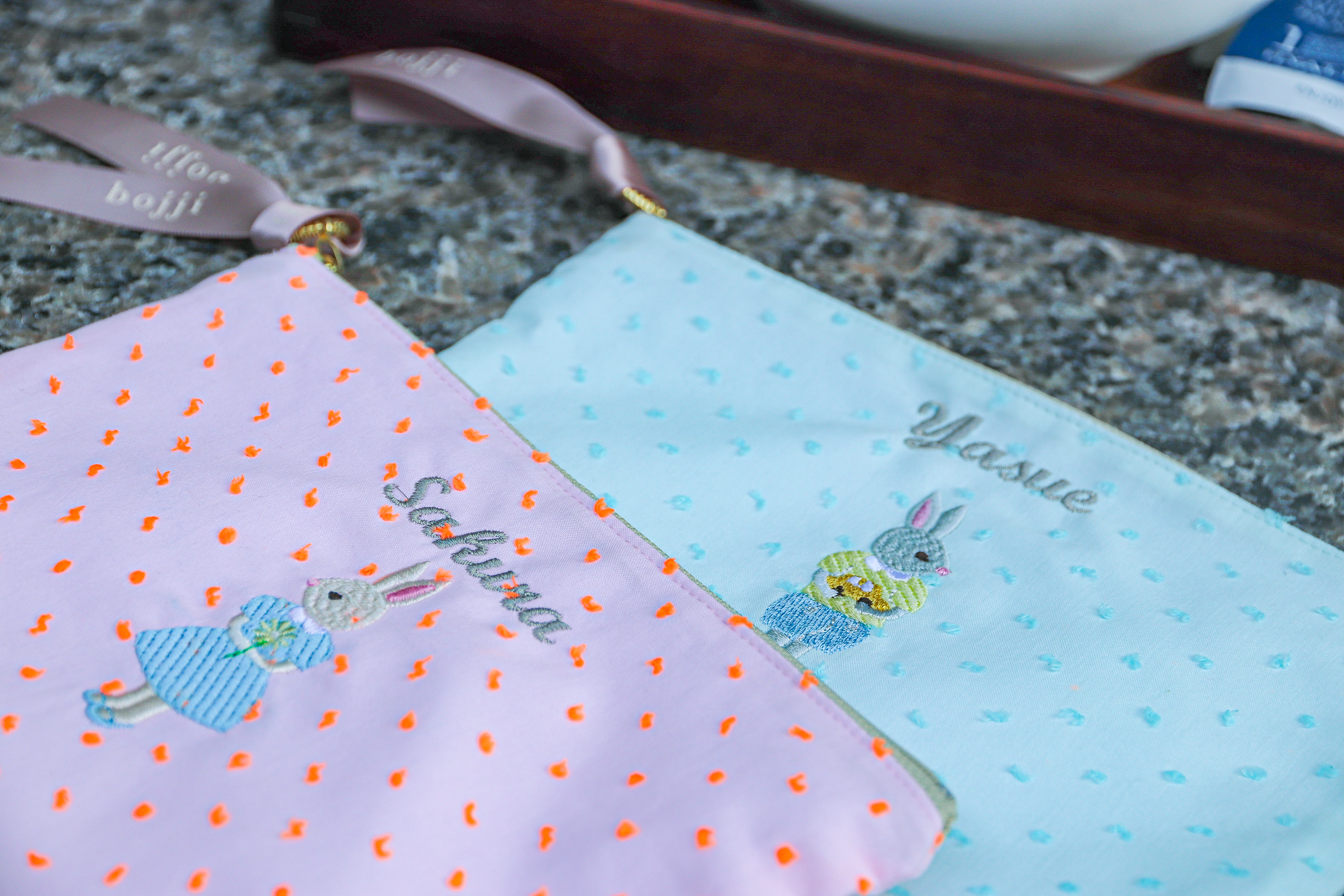 おむつポーチStella&Luna（うさぎの男の子と女の子）刺繍