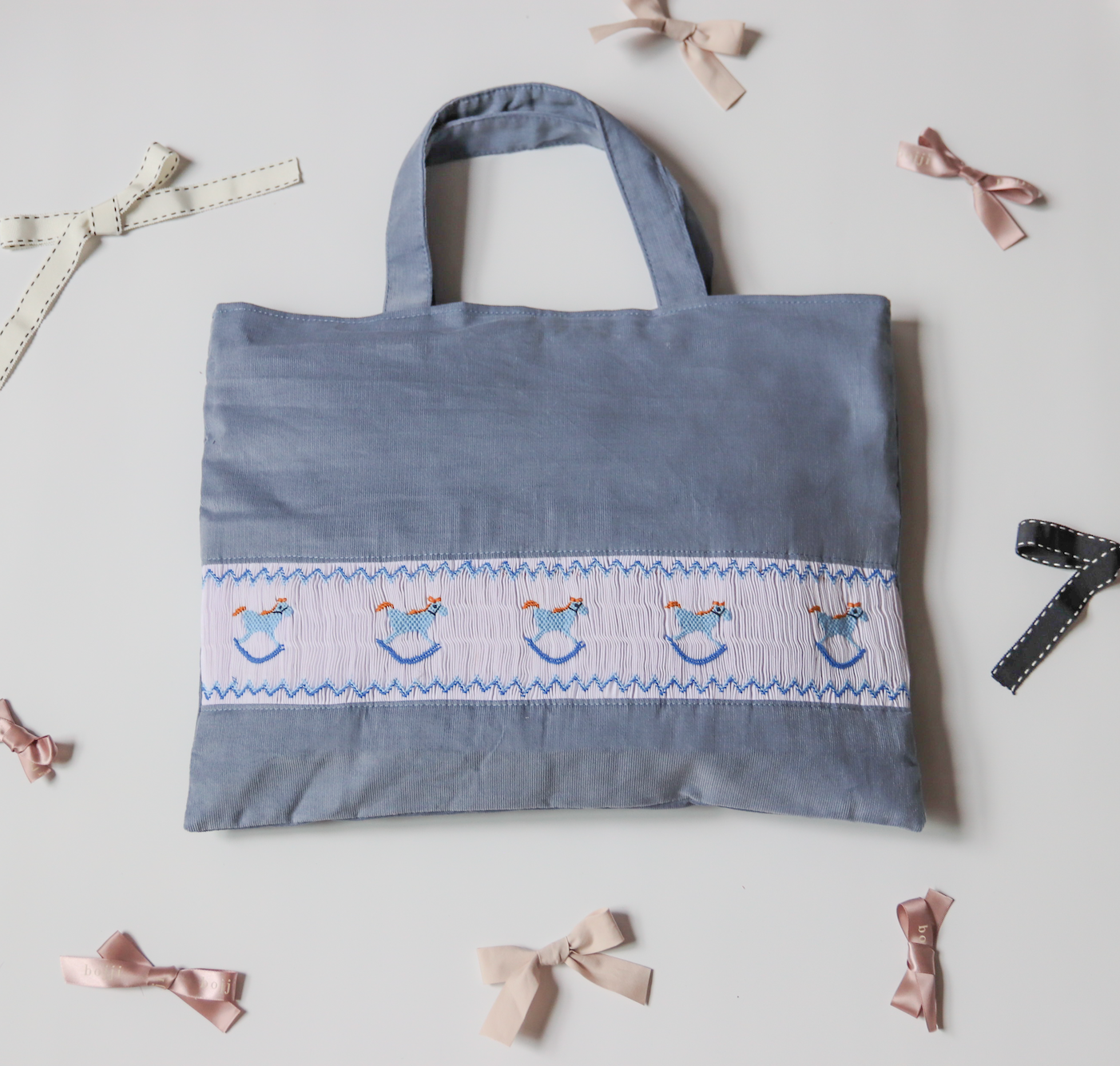 木馬スモッキング刺繍のふわふわトートバッグ/スモーキーブルー