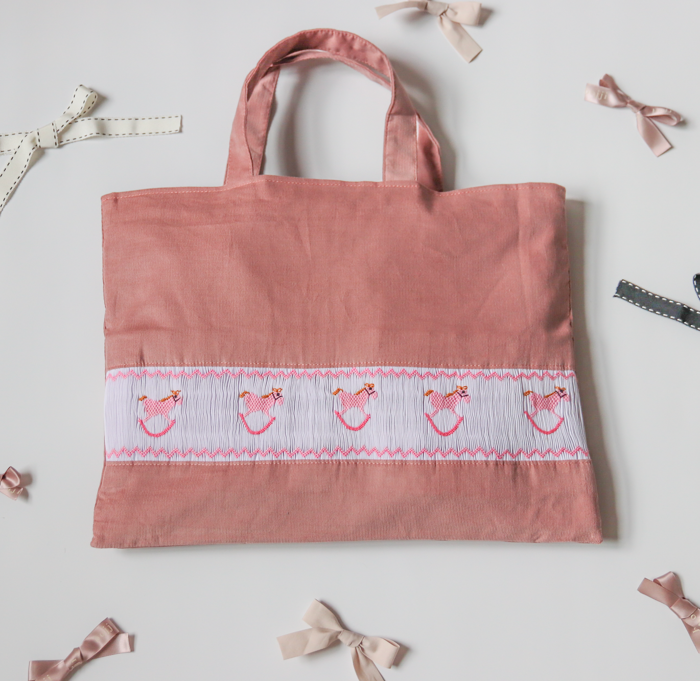 木馬スモッキング刺繍のふわふわトートバッグ/スモーキーピンク