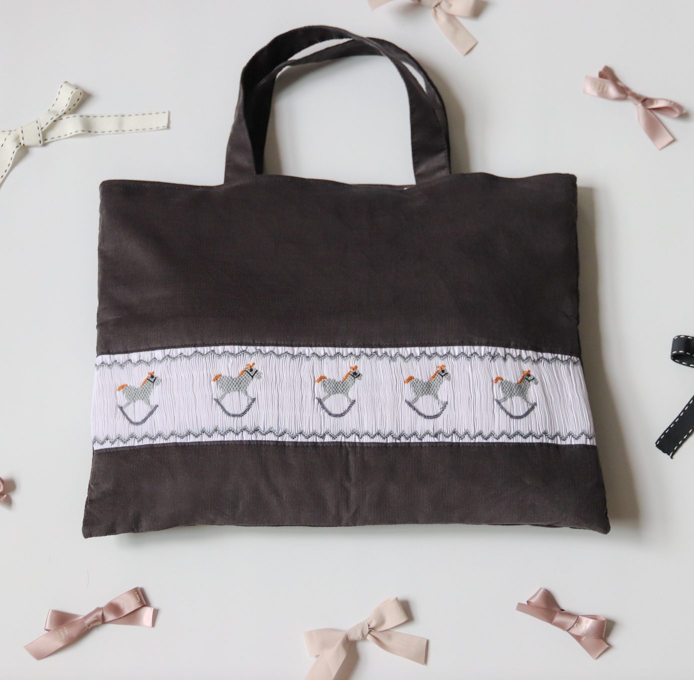 木馬スモッキング刺繍のふわふわトートバッグ/ ダークグレー – bojji 公式