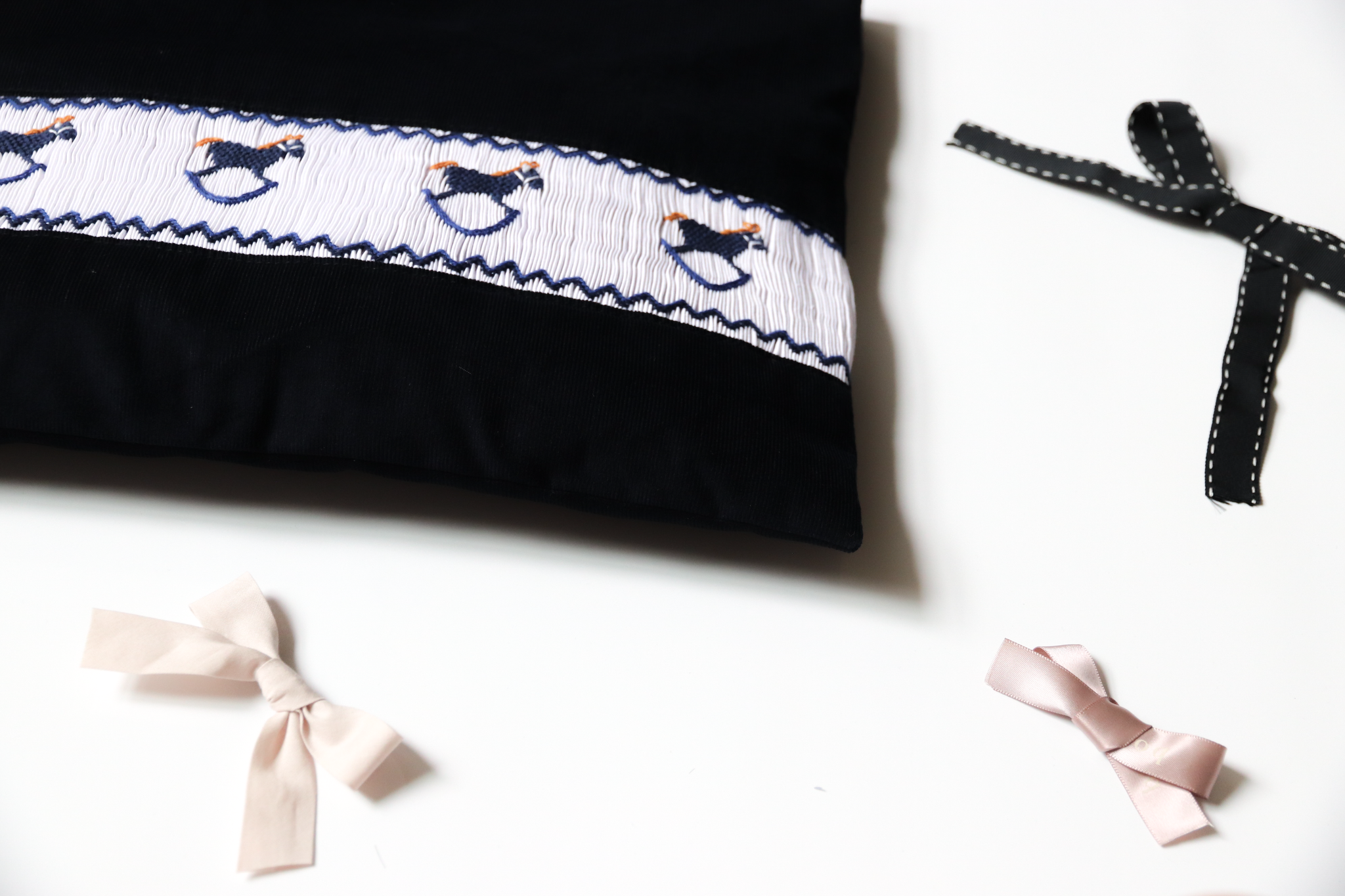 木馬スモッキング刺繍のふわふわトートバッグ/ネイビー – bojji 公式 木馬スモッキング刺繍のふわふわトートバッグ/ネイビー – bojji 公式
