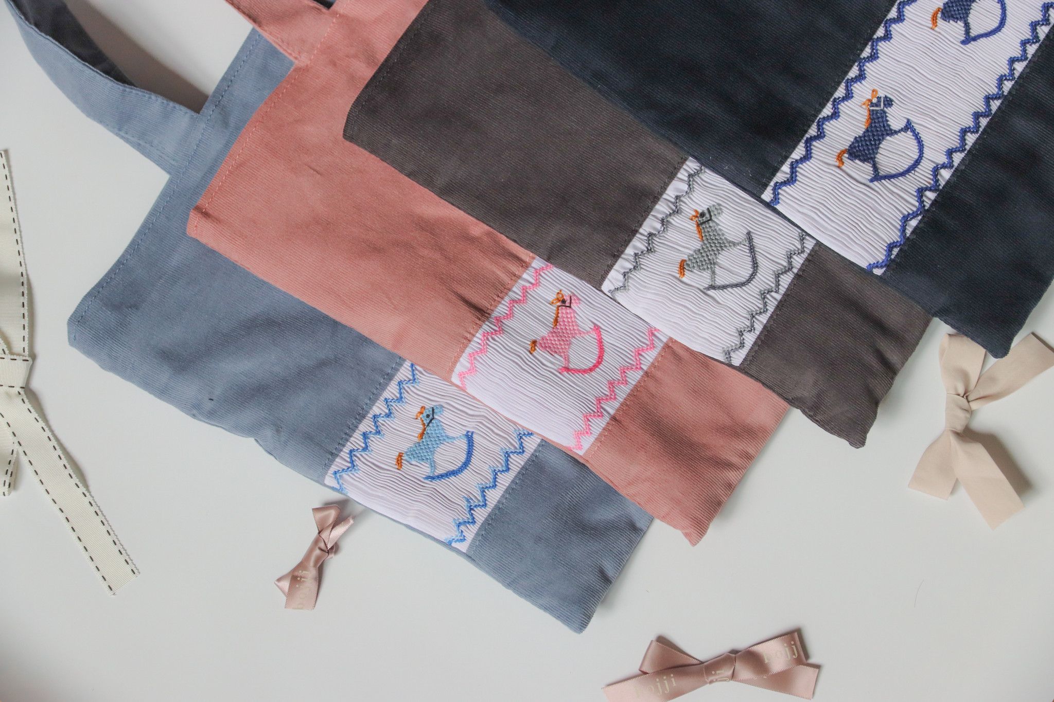 木馬スモッキング刺繍のふわふわトートバッグ/ネイビー – bojji 公式 木馬スモッキング刺繍のふわふわトートバッグ/ネイビー – bojji 公式