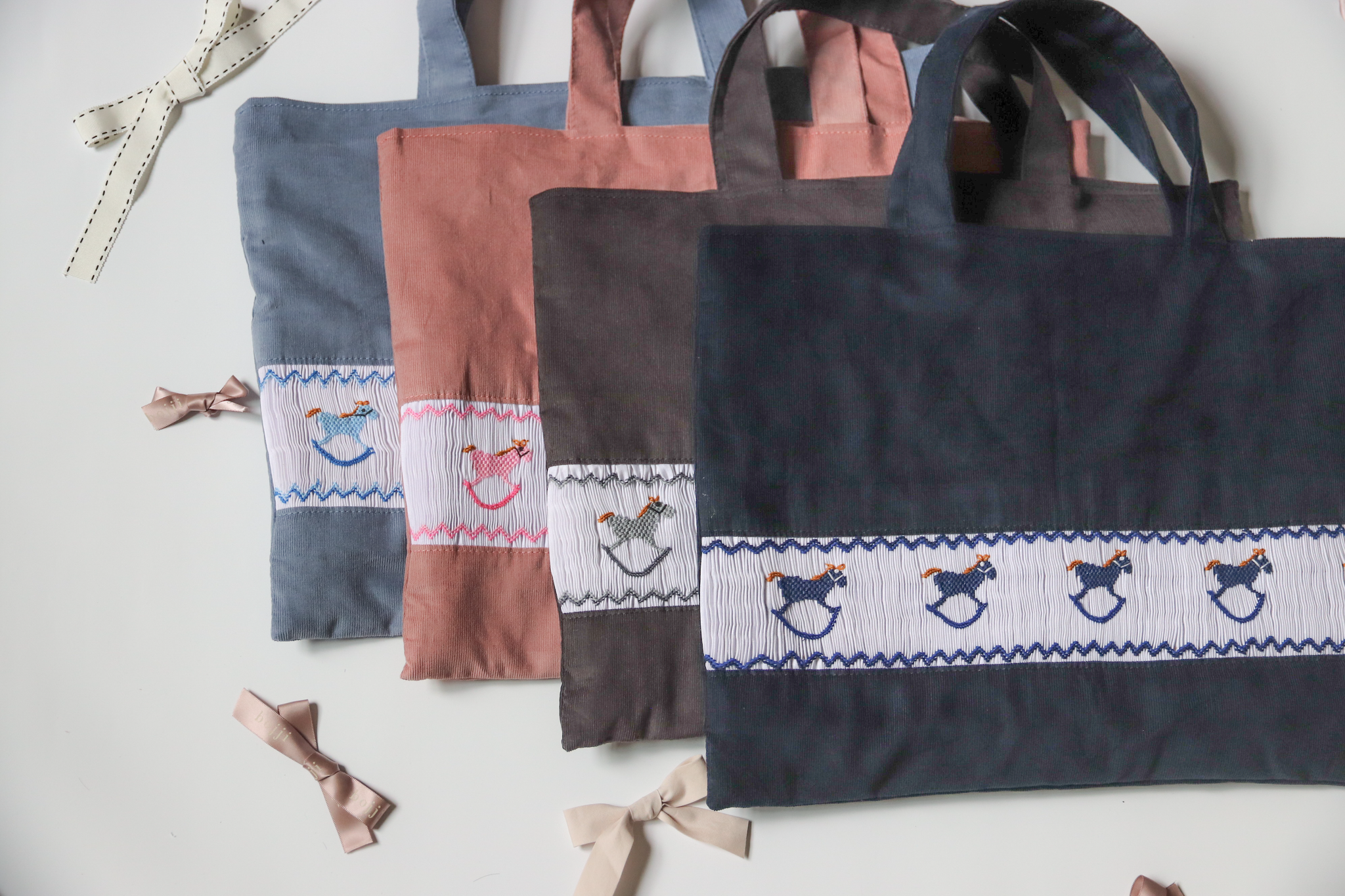 木馬スモッキング刺繍のふわふわトートバッグ/ネイビー – bojji 公式 木馬スモッキング刺繍のふわふわトートバッグ/ネイビー – bojji 公式