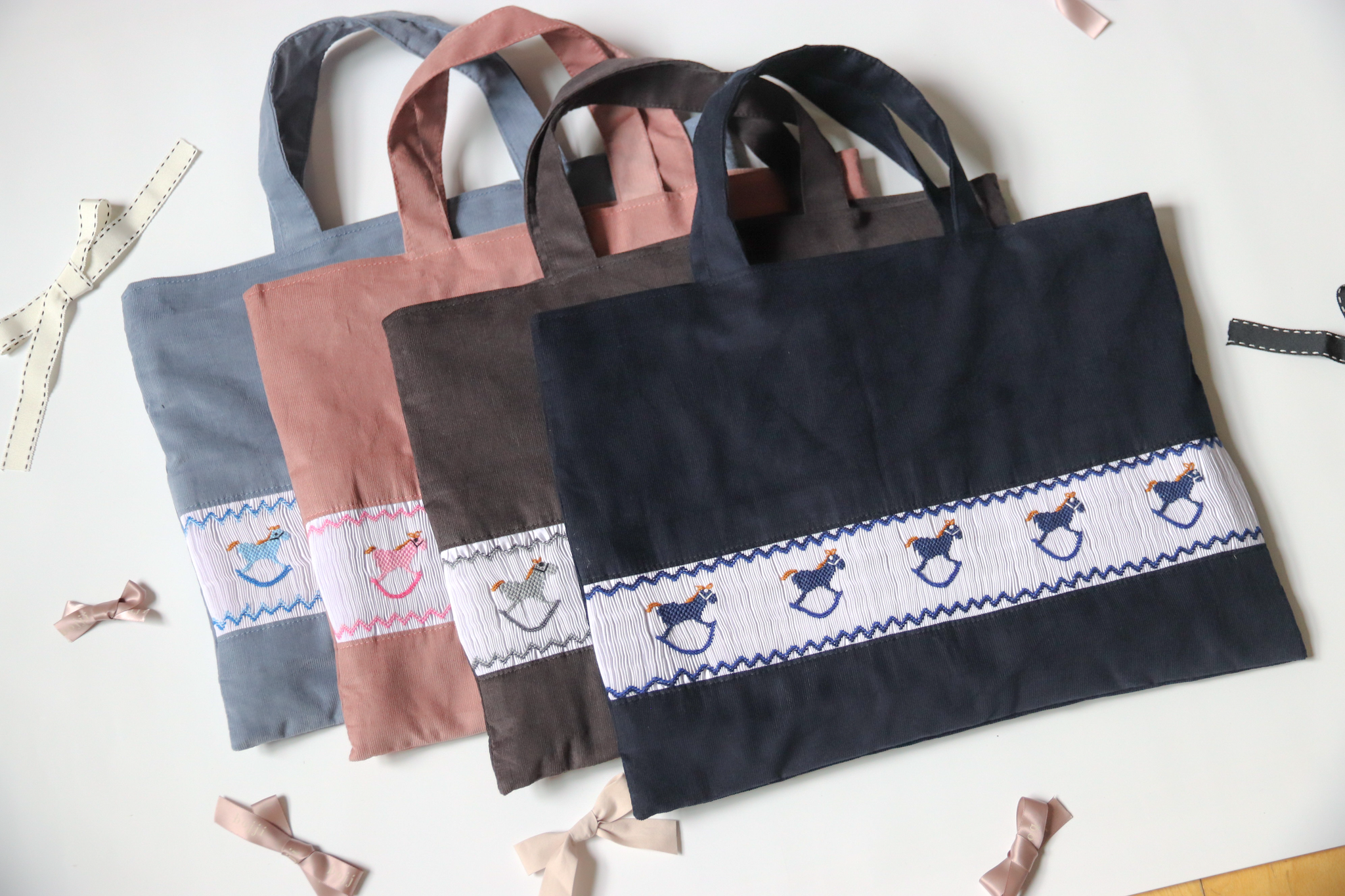 木馬スモッキング刺繍のふわふわトートバッグ/ ダークグレー – bojji 公式 木馬スモッキング刺繍のふわふわトートバッグ/ ダークグレー – bojji 公式