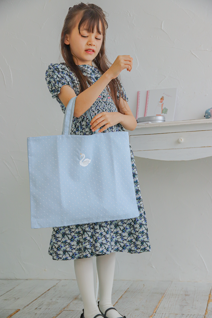 スワン刺繍のレッスンバッグ/ミルクブルー – bojji 公式 スワン刺繍のレッスンバッグ/ミルクブルー – bojji 公式