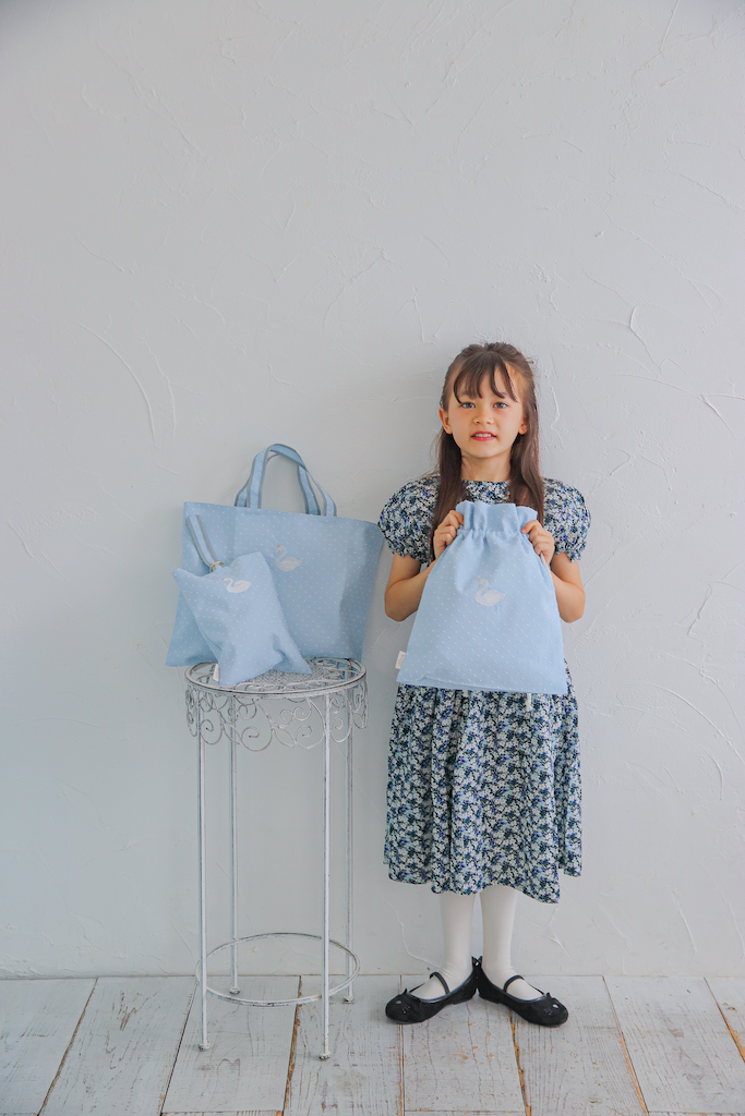スワン刺繍の巾着袋/ミルクブルー – bojji 公式 スワン刺繍の巾着袋/ミルクブルー – bojji 公式