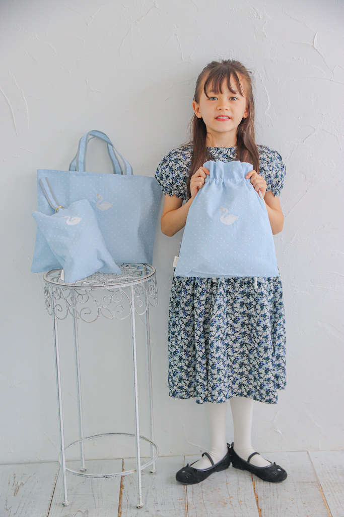 スワン刺繍のレッスンバッグ/ミルクブルー – bojji 公式 スワン刺繍のレッスンバッグ/ミルクブルー – bojji 公式