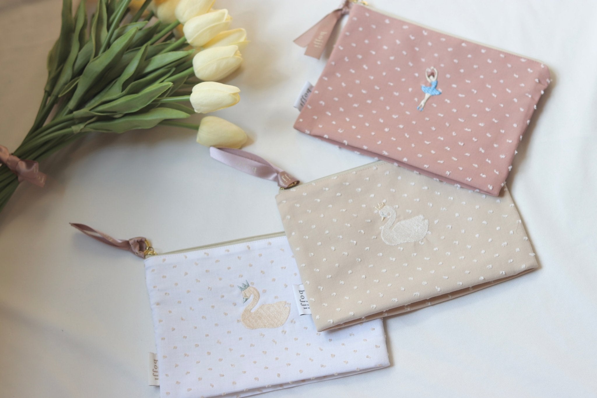 スワンの刺繍のコスメ&小物ポーチ / モカ・ホワイト – bojji 公式